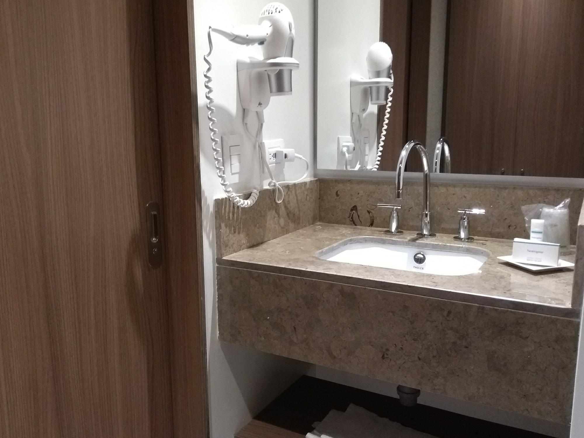 Hampton By Hilton Yopal Hotel Екстериор снимка