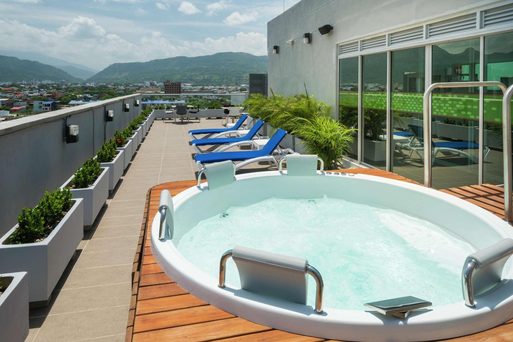 Hampton By Hilton Yopal Hotel Екстериор снимка